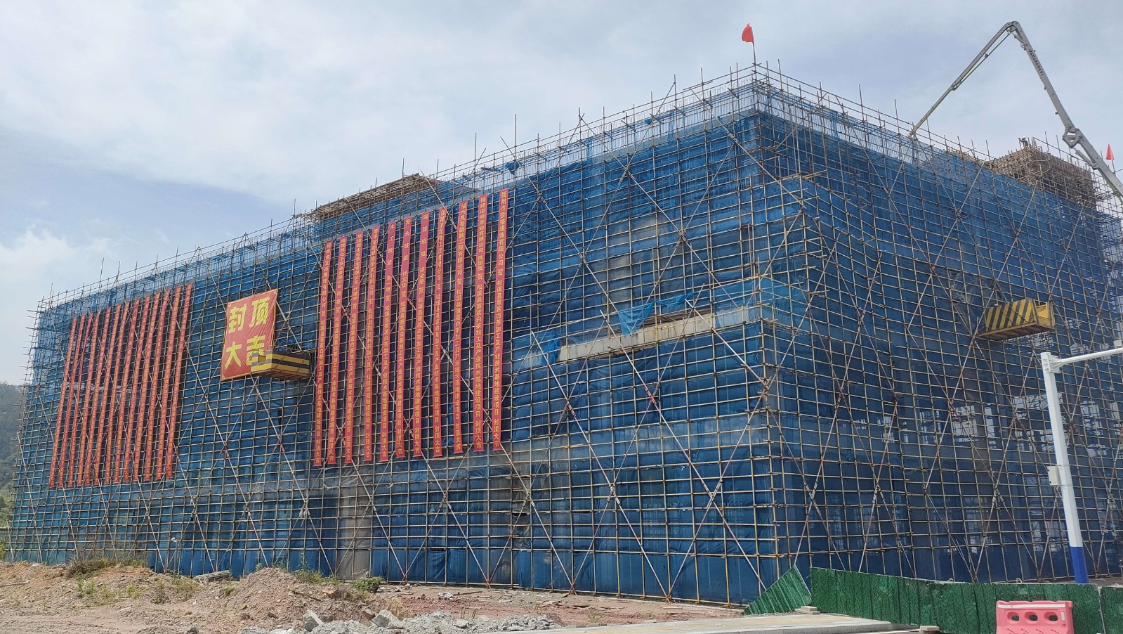 易順建工集團(tuán)有限公司承建的熹茗白茶加工及產(chǎn)業(yè)技術(shù)基地建設(shè)項目一期工程順利封頂！