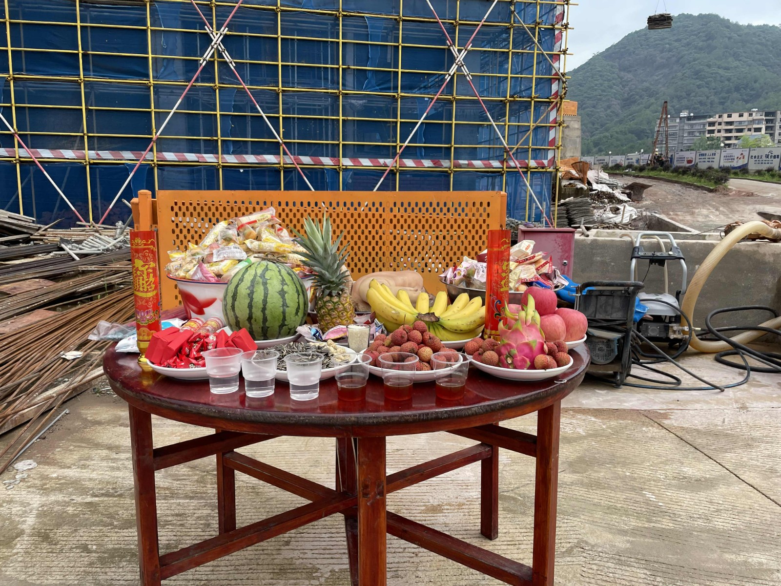 易順建工集團有限公司承建的福建松溪經(jīng)濟開發(fā)區(qū)東園新型紡織專業(yè)園標(biāo)準(zhǔn)化廠房項目一期工程順利封頂！